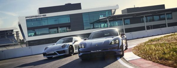 Autorennen auf dem Hockenheimring, mit dem Porsche Experience Center im Hintergrund.